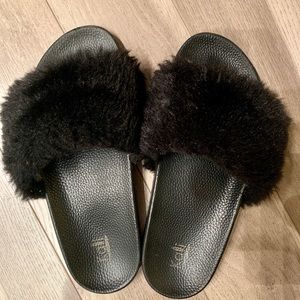 Black faux fur Sandals